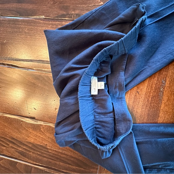 J. Jill navy linen, straight pants, detail at hem.  Side zip, elastic back. - Picture 5 of 15
